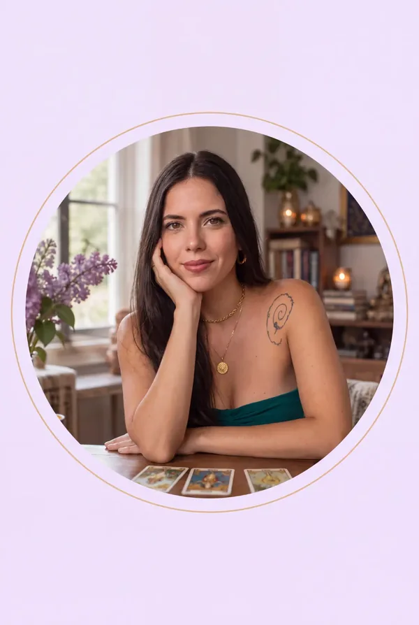 Adriana, taróloga e autora do guia